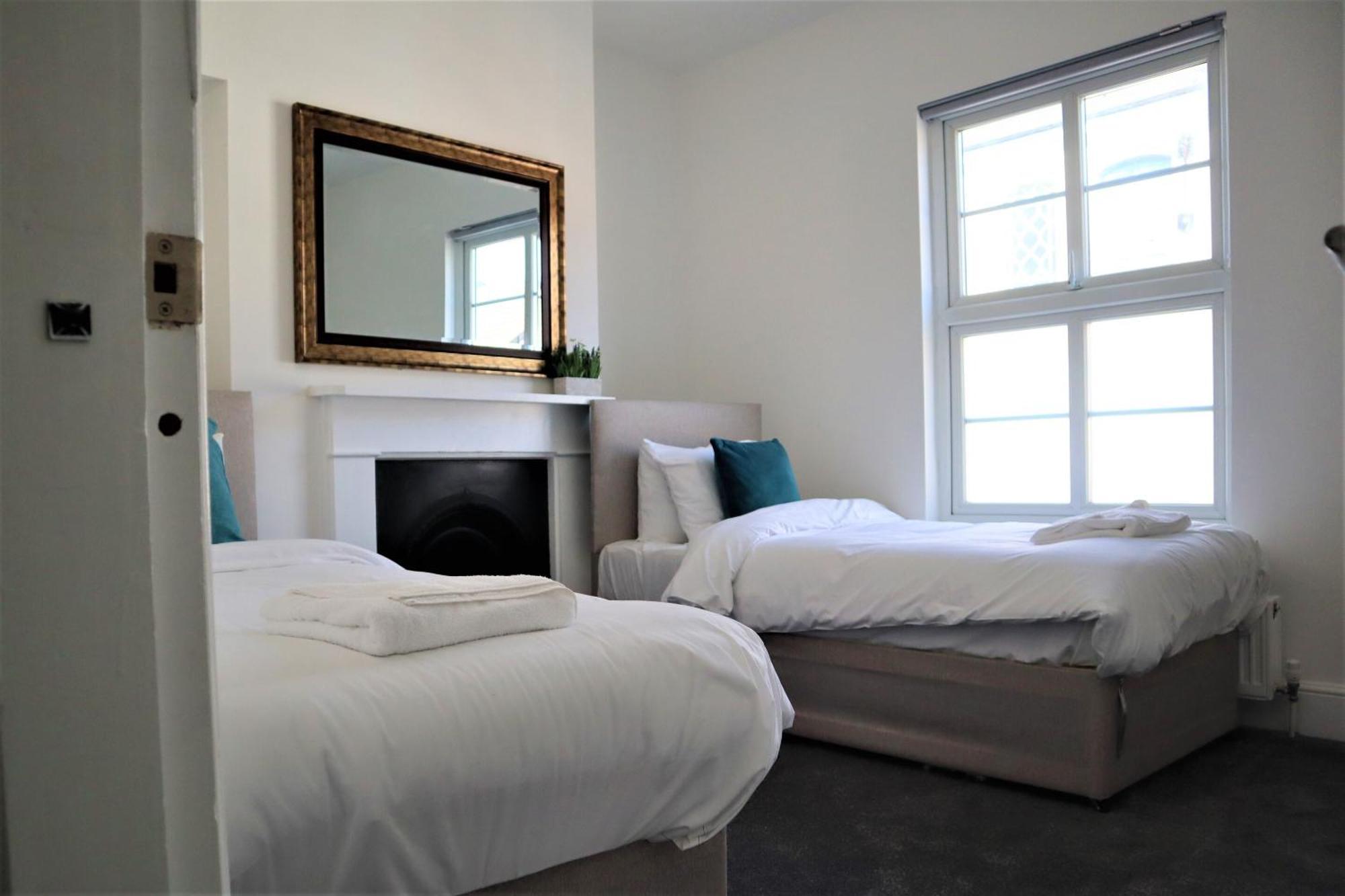 Victoria 4 Bedroom Serviced House Short Lets - Near Northampton Gen Hosp & Town Centre Eksteriør billede